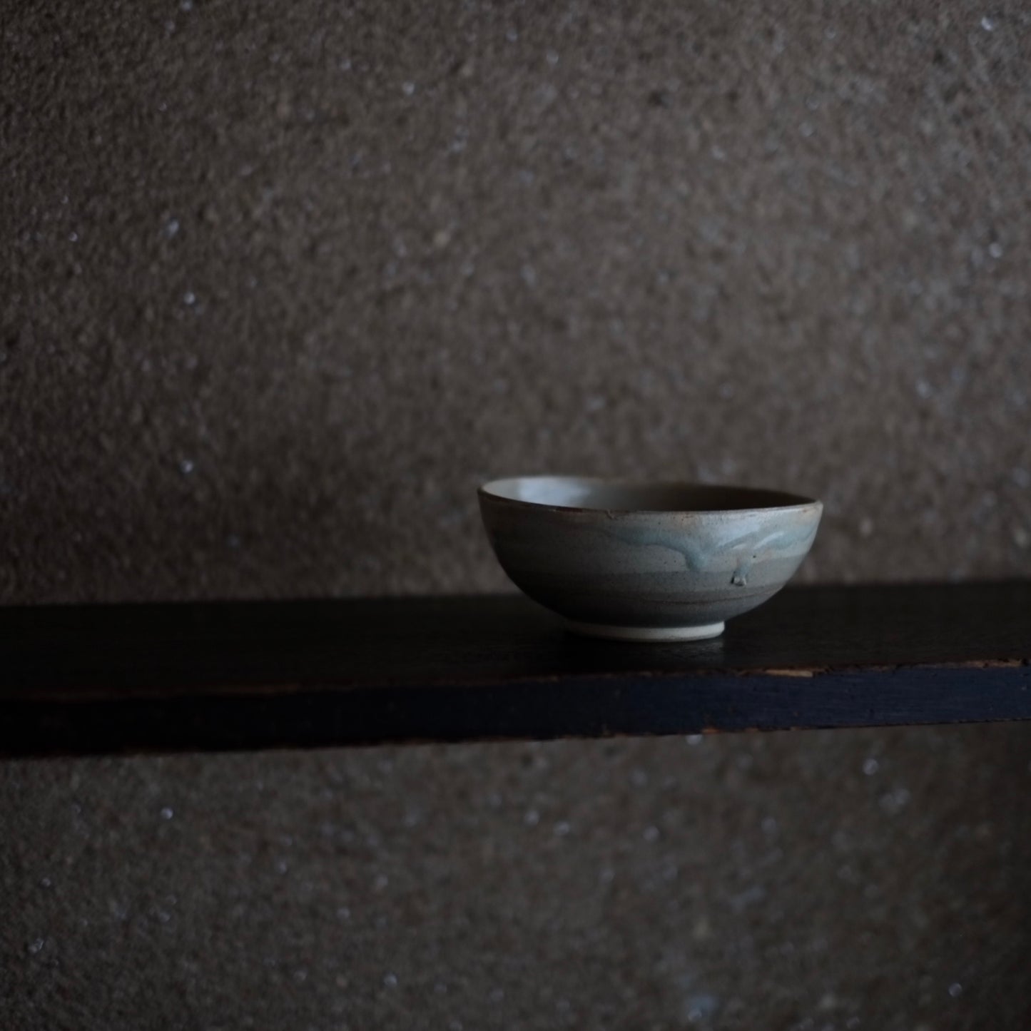 デッドストック 釉溜まりが魅力的な灰釉 深皿 (昭和期)