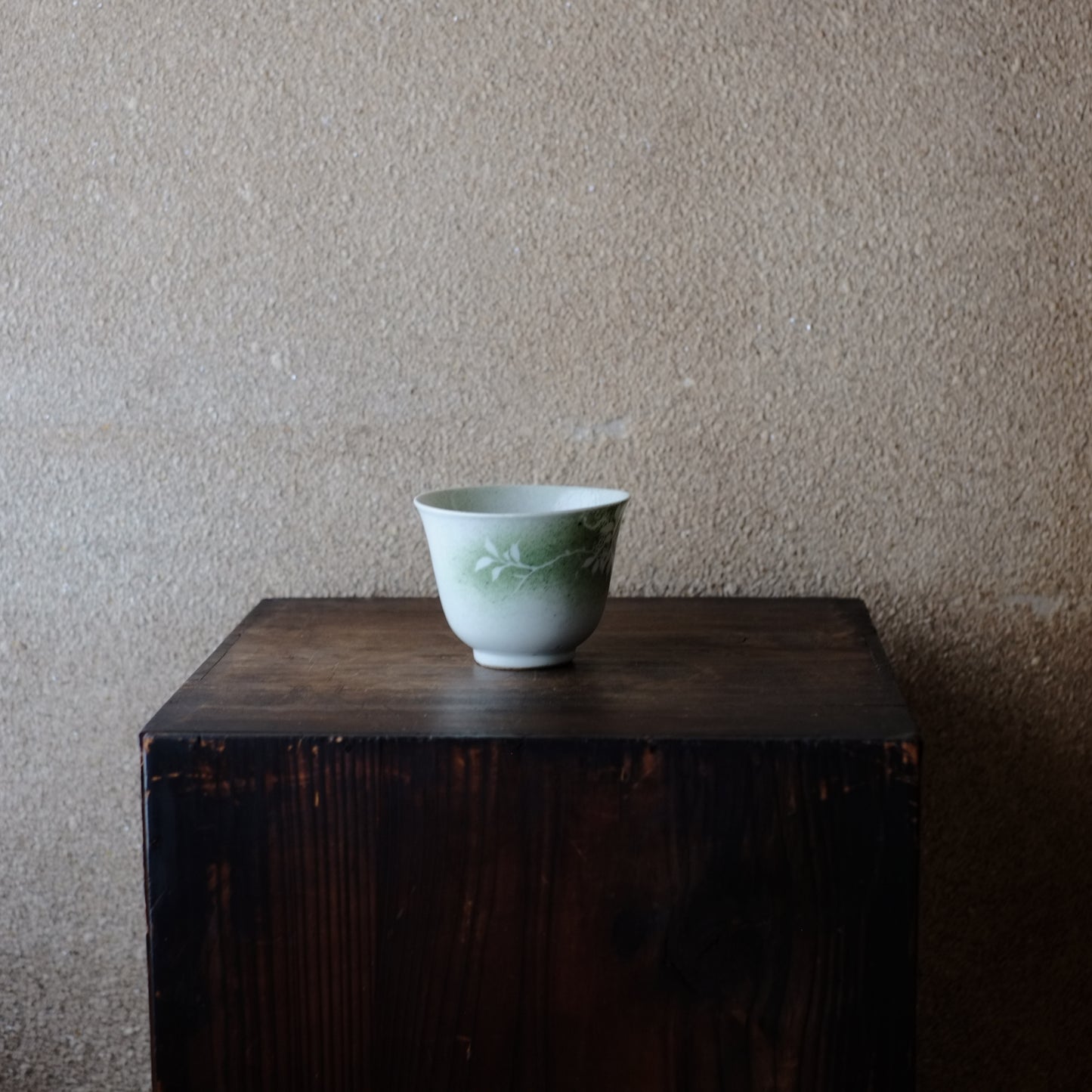 緑吹墨白抜草花紋 白磁碗 (明治期頃)