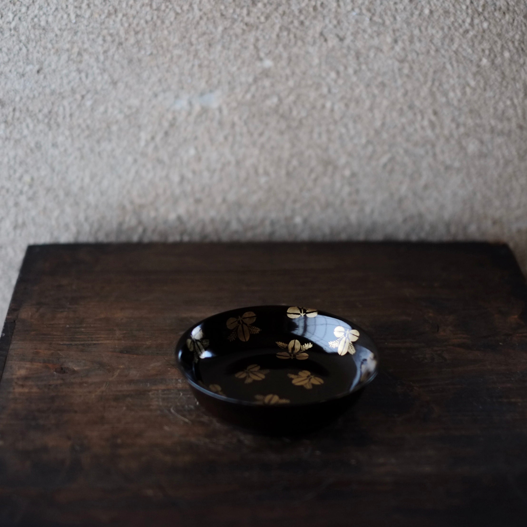 名門大旧家所蔵明治時代木製黒漆金蒔絵輸出用小皿、第48代明珍百翁 