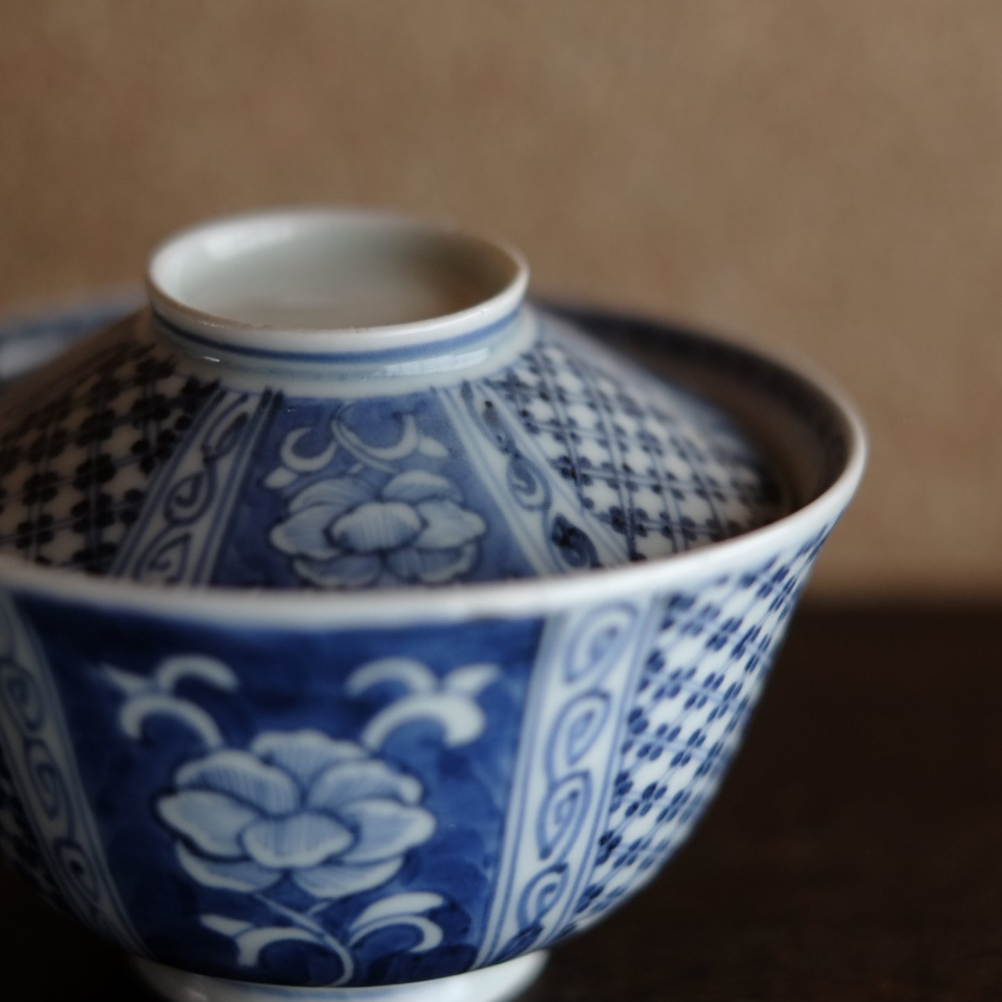 古伊万里 牡丹図 菱格子四弁花文 蓋付碗 (江戸後期)