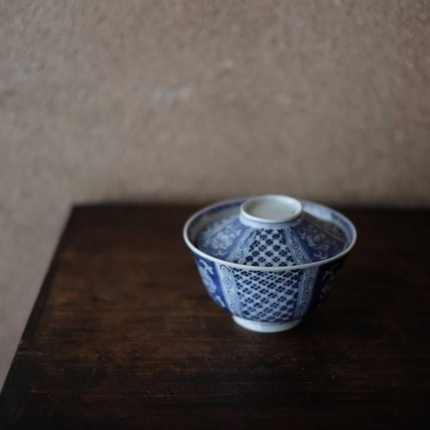 古伊万里 牡丹図 菱格子四弁花文 蓋付碗 (江戸後期)