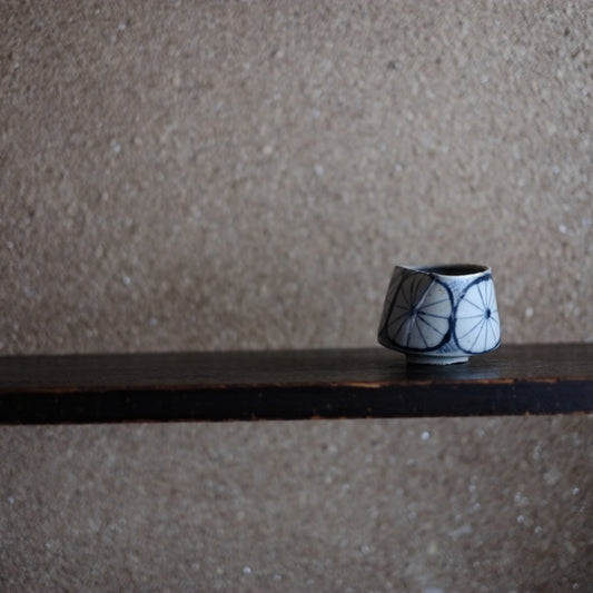 へうげ 美濃太白 菊文半筒猪口 (江戸時代)