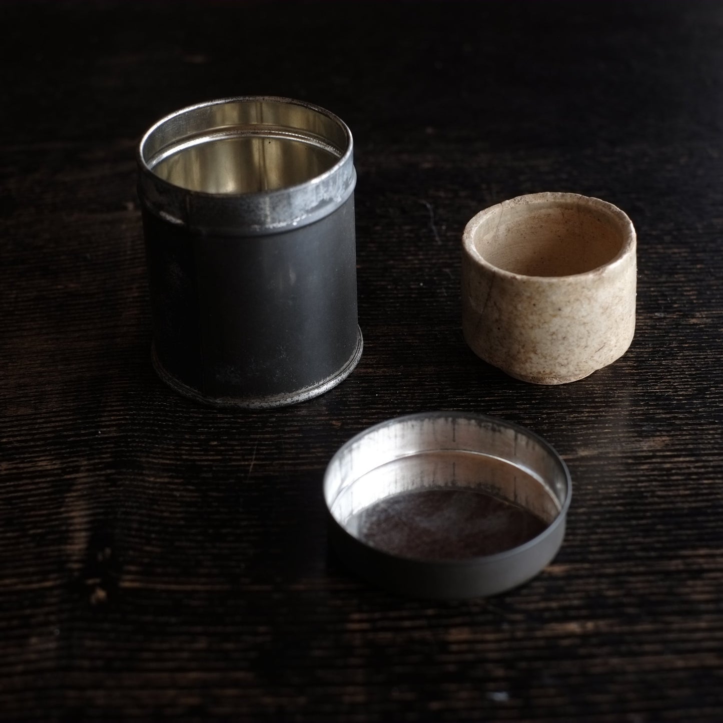 美濃灰釉 香炉手 筒盃 ブリキ缶付 (桃山-江戸初期)