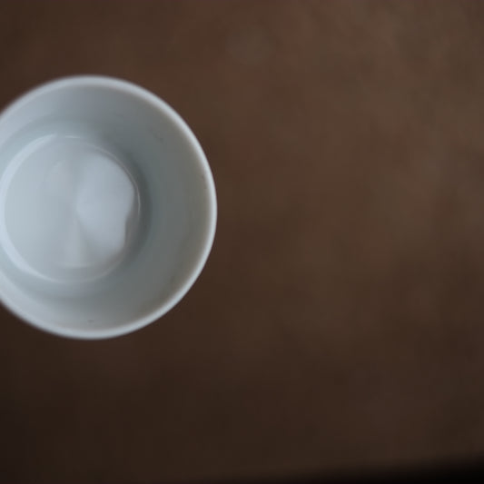 デッドストック 梅鶯文白磁印判 耳付盃 (昭和初期頃)