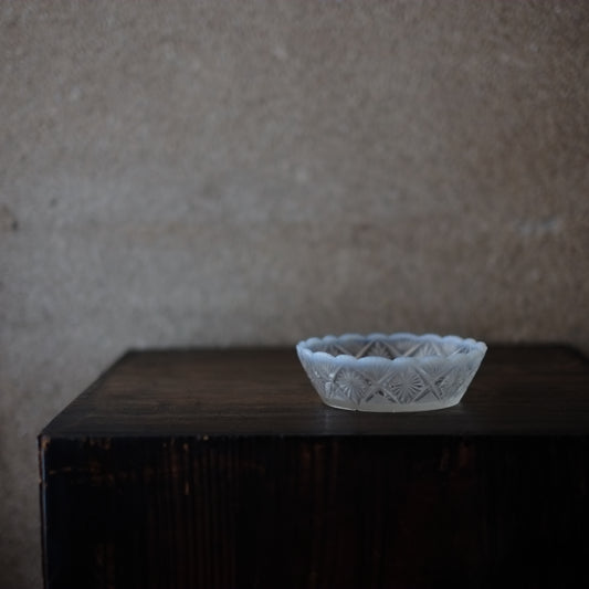 時代 乳白縁輪花 プレスガラス 深皿 (明治-大正期)