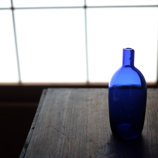 時代 深い青ガラスの花瓶 (昭和期頃)