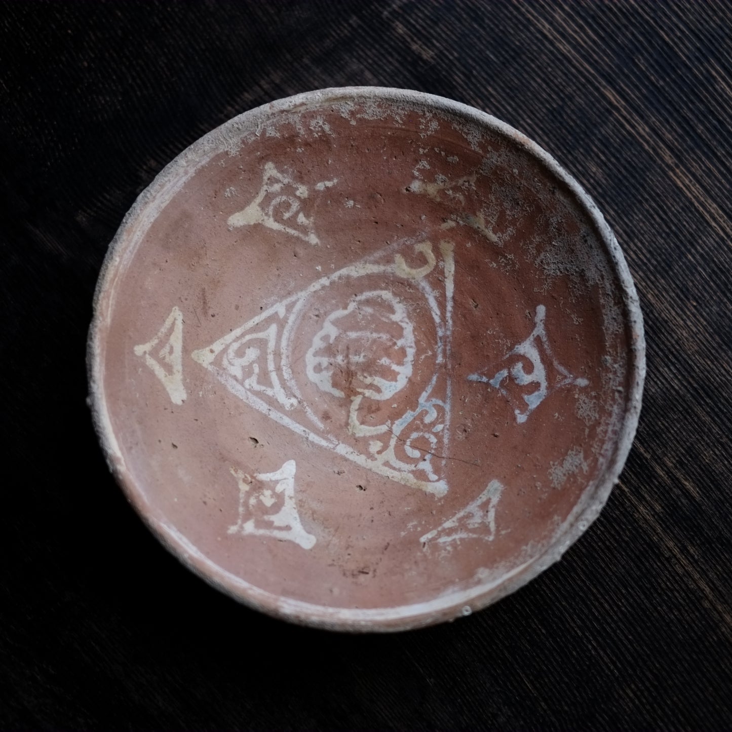 ビザンチン古陶　褐地白色スリップ掛け皿　(11-13世紀)
