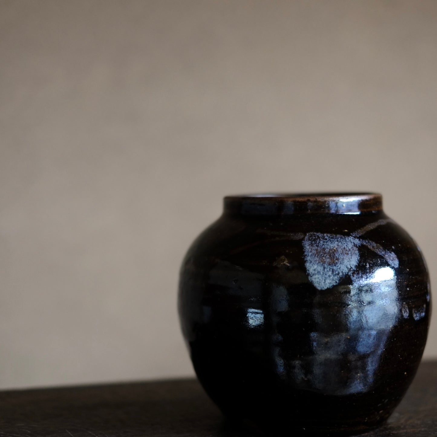 時代　鉄釉灰打掛壺　(20世紀)