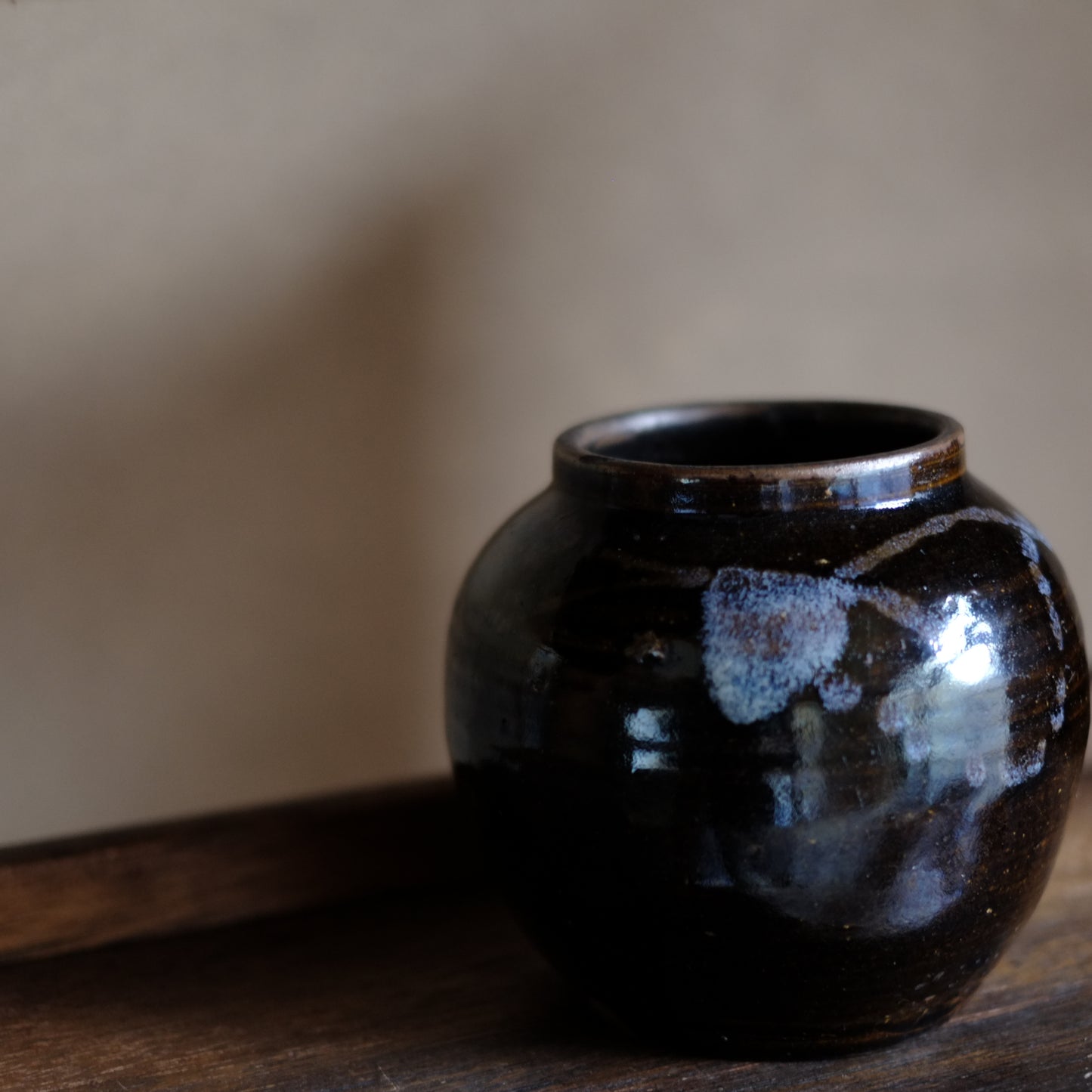 時代　鉄釉灰打掛壺　(20世紀)