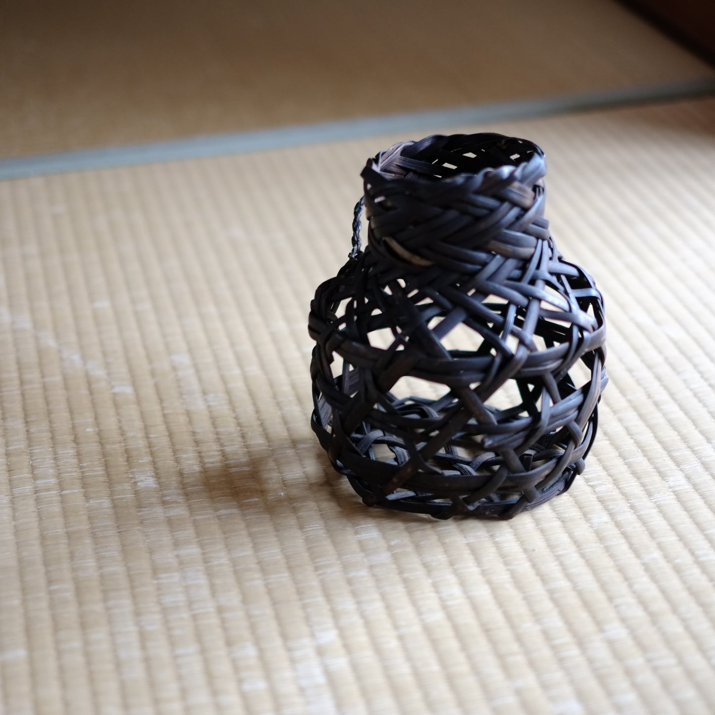 時代　透網竹籠掛花入