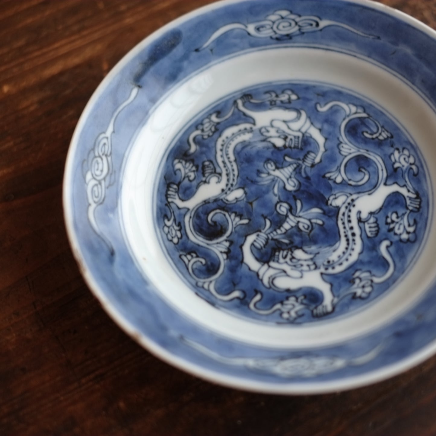 時代　景徳鎮窯　古染付青花双龍文平皿　(明朝末期)