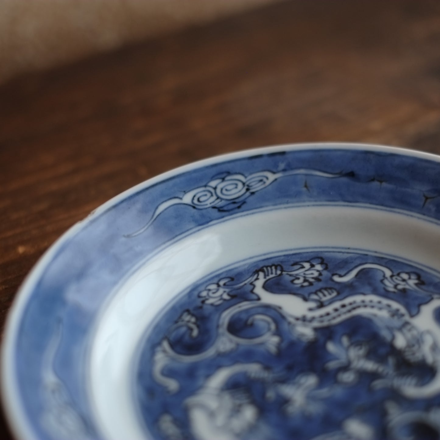 時代　景徳鎮窯　古染付青花双龍文平皿　(明朝末期)