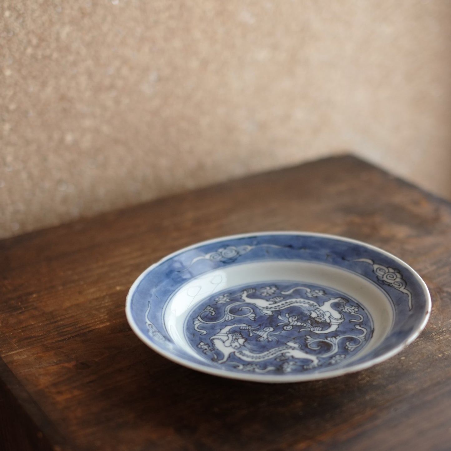 時代　景徳鎮窯　古染付青花双龍文平皿　(明朝末期)