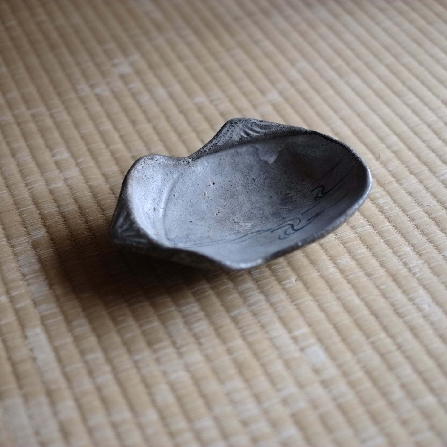 時代　花流水紋染付三ツ足変形皿（明治期頃）