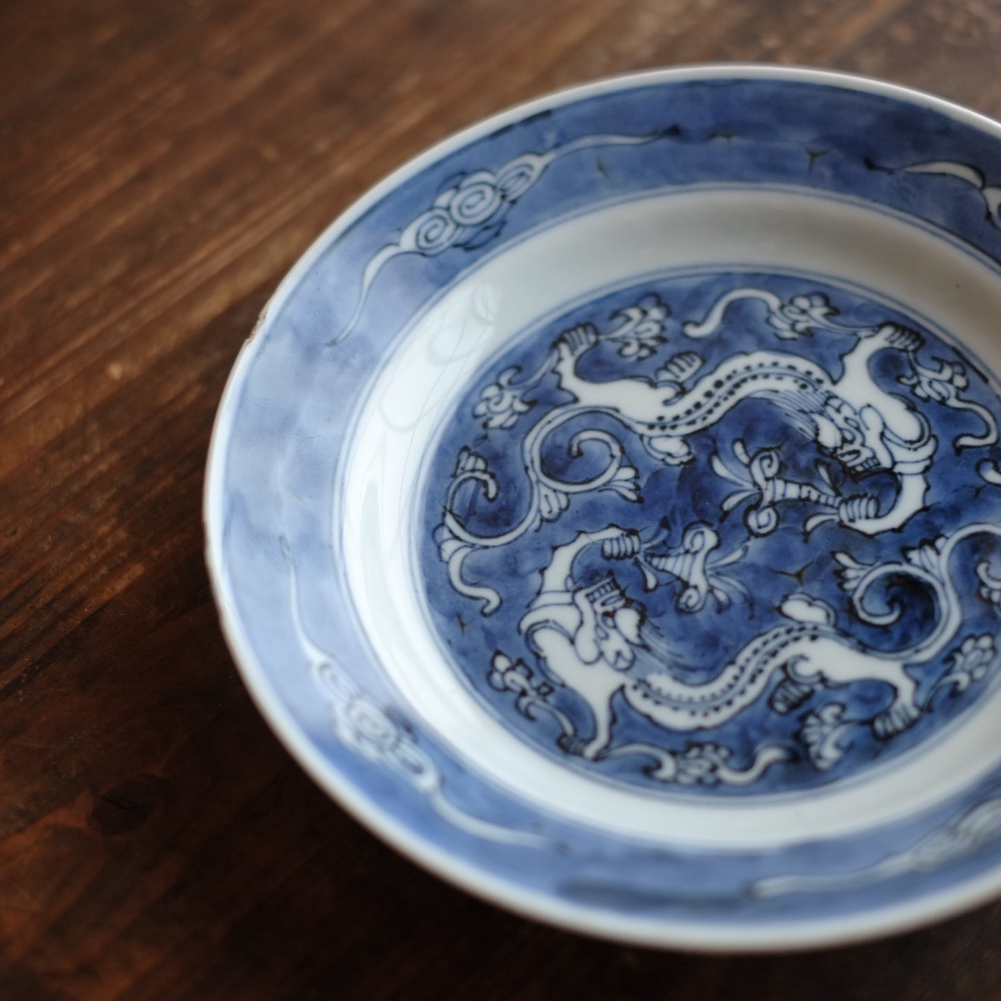 時代　景徳鎮窯　古染付青花双龍文平皿　(明朝末期)