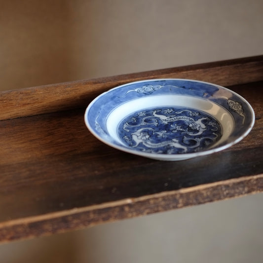 時代　景徳鎮窯　古染付青花双龍文平皿　(明朝末期)