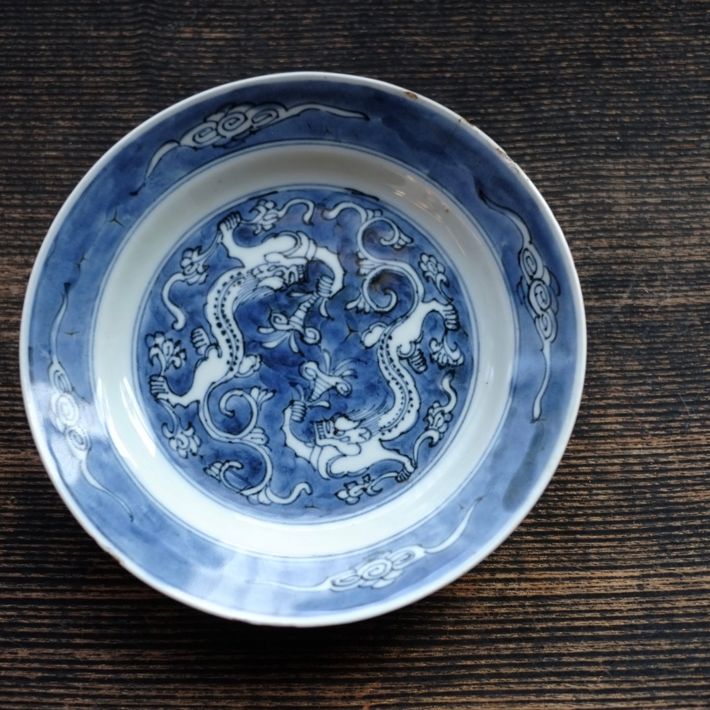 時代　景徳鎮窯　古染付青花双龍文平皿　(明朝末期)