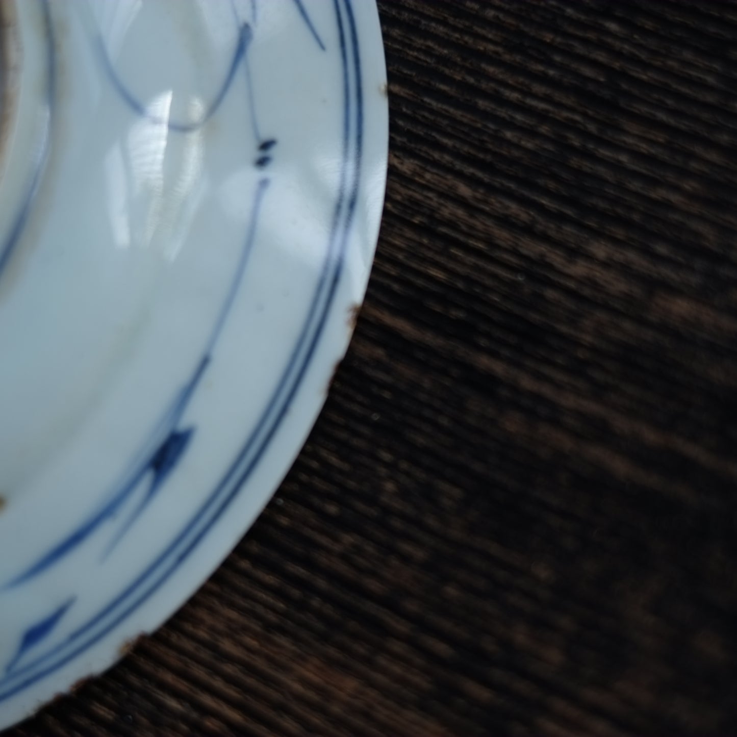 時代　景徳鎮窯　古染付青花双龍文平皿　(明朝末期)
