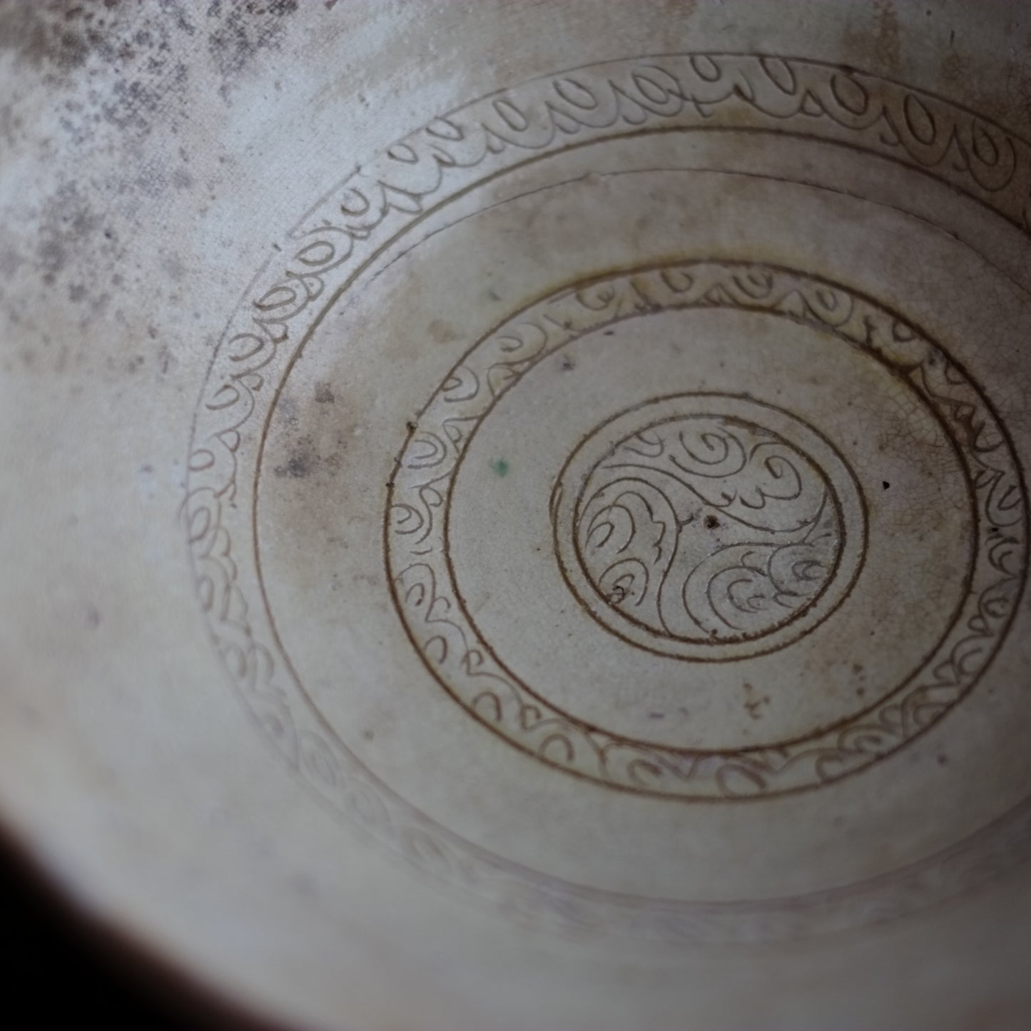 ビザンチン古陶　黄釉釘彫文鉢　(11-13世紀)