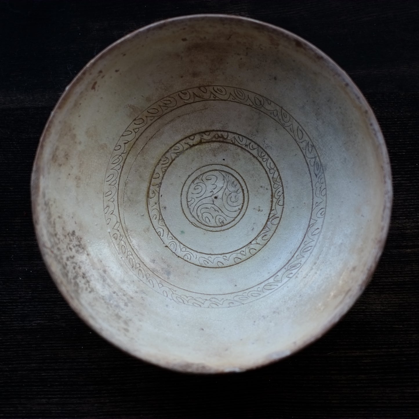 ビザンチン古陶　黄釉釘彫文鉢　(11-13世紀)