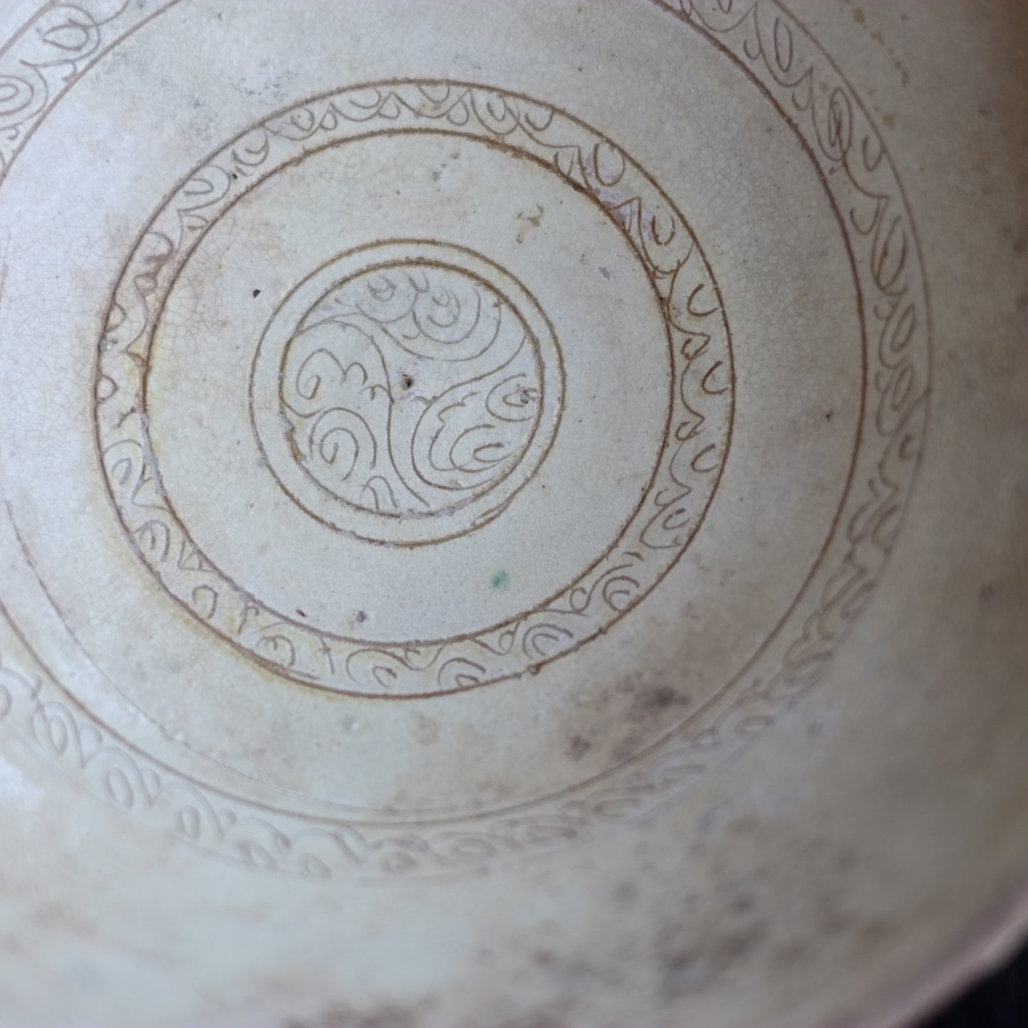 ビザンチン古陶　黄釉釘彫文鉢　(11-13世紀)
