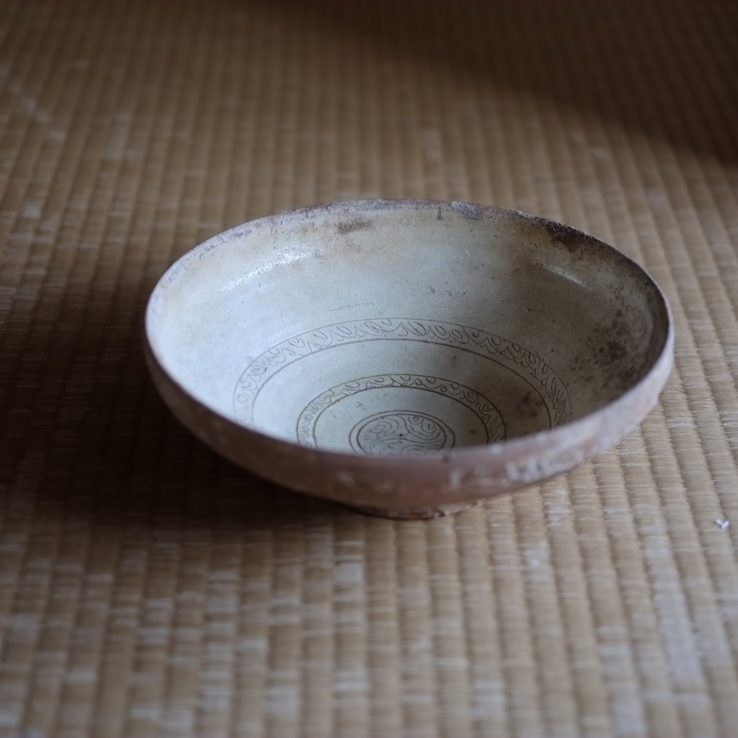 ビザンチン古陶　黄釉釘彫文鉢　(11-13世紀)