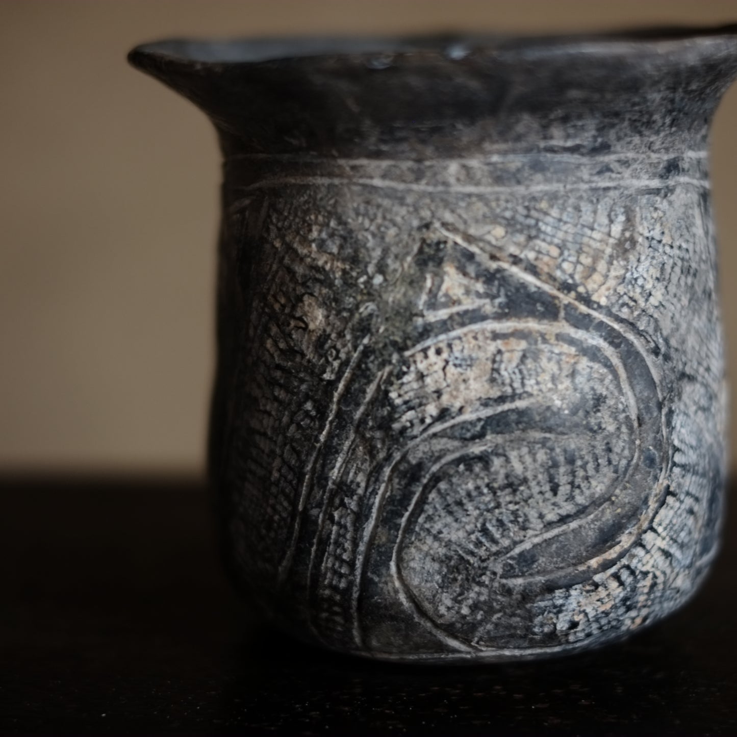時代　バンチェン土器　黒陶線文土器　(紀元前2000-1500年)