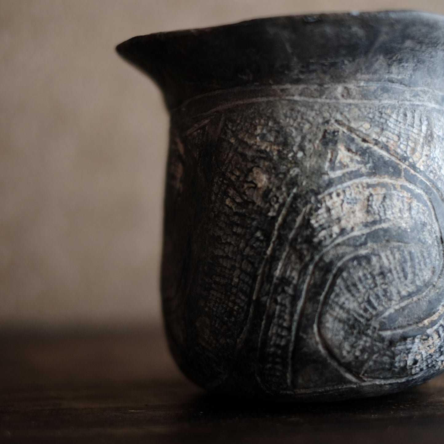 時代　バンチェン土器　黒陶線文土器　(紀元前2000-1500年)