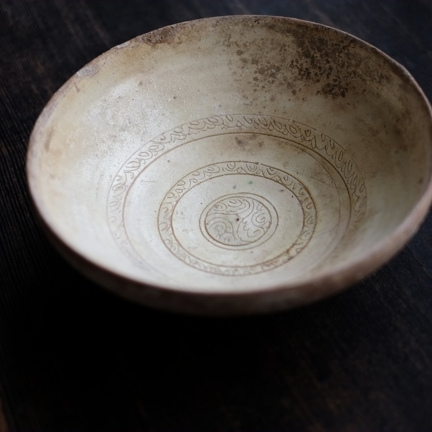 ビザンチン古陶　黄釉釘彫文鉢　(11-13世紀)