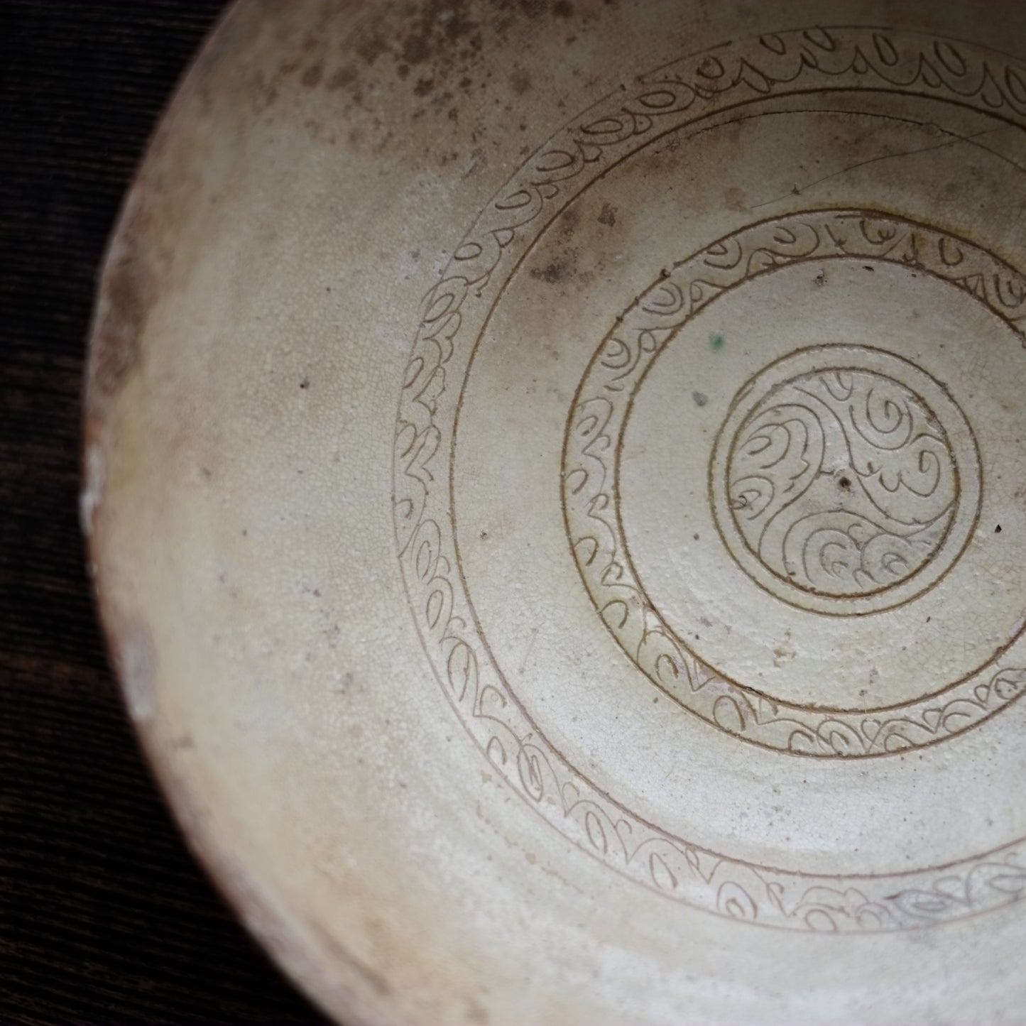ビザンチン古陶　黄釉釘彫文鉢　(11-13世紀)