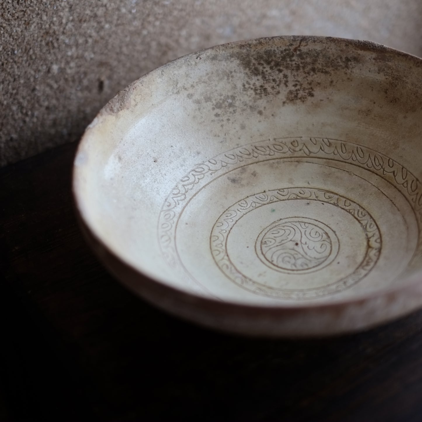 ビザンチン古陶　黄釉釘彫文鉢　(11-13世紀)