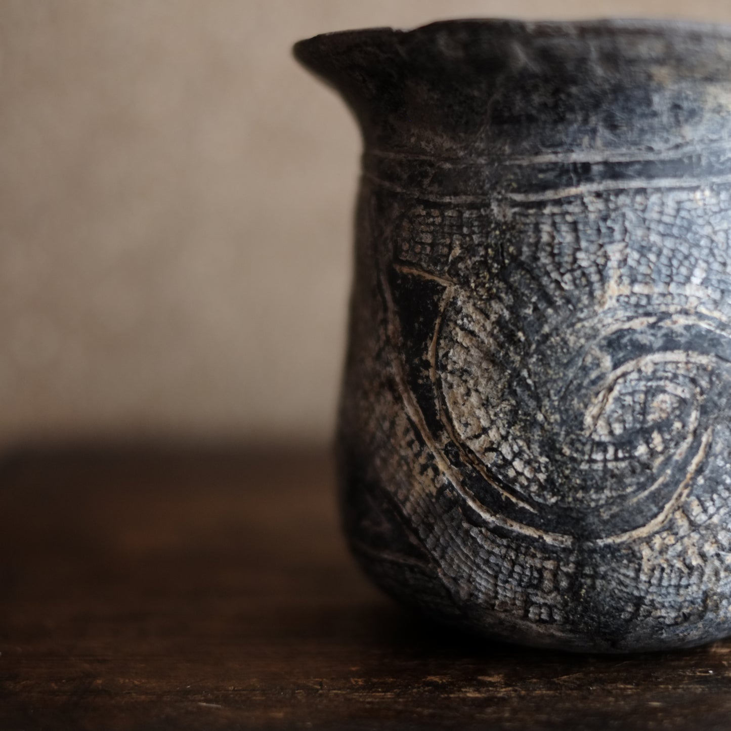 時代　バンチェン土器　黒陶線文土器　(紀元前2000-1500年)