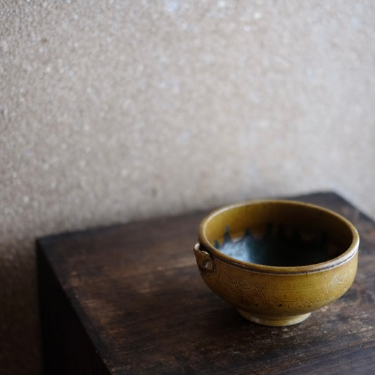 時代　黄緑釉蝙蝠文陰刻片口　（19世記)