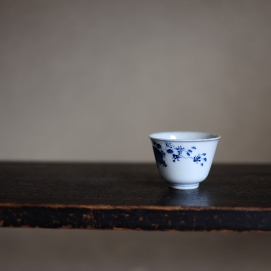 巨鹿城焼　秋草文染付　煎茶碗　盃　(江戸末)