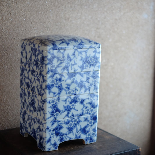 時代　白磁氷裂梅花文染付　四段重箱 (19世紀末　明治時代)