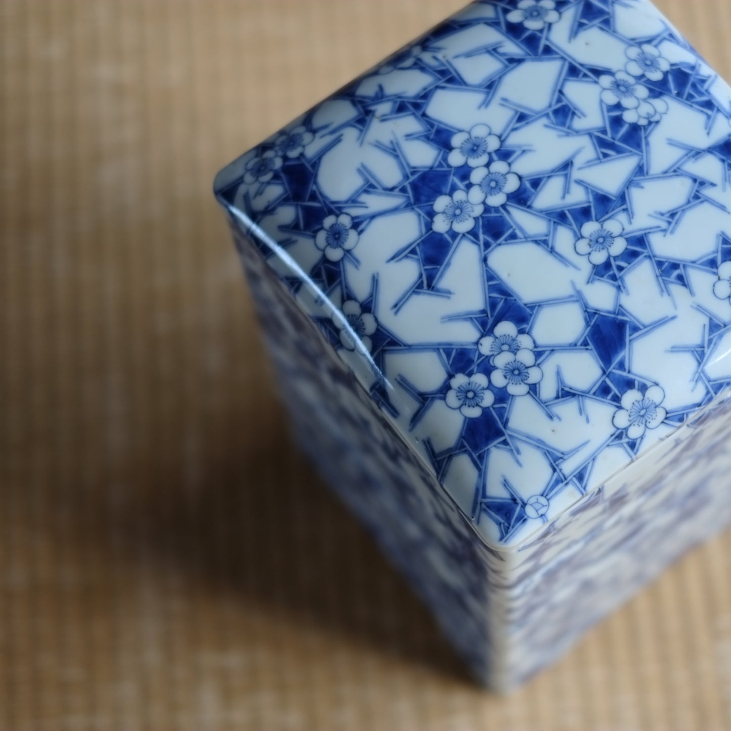 時代　白磁氷裂梅花文染付　四段重箱 (19世紀末　明治時代)