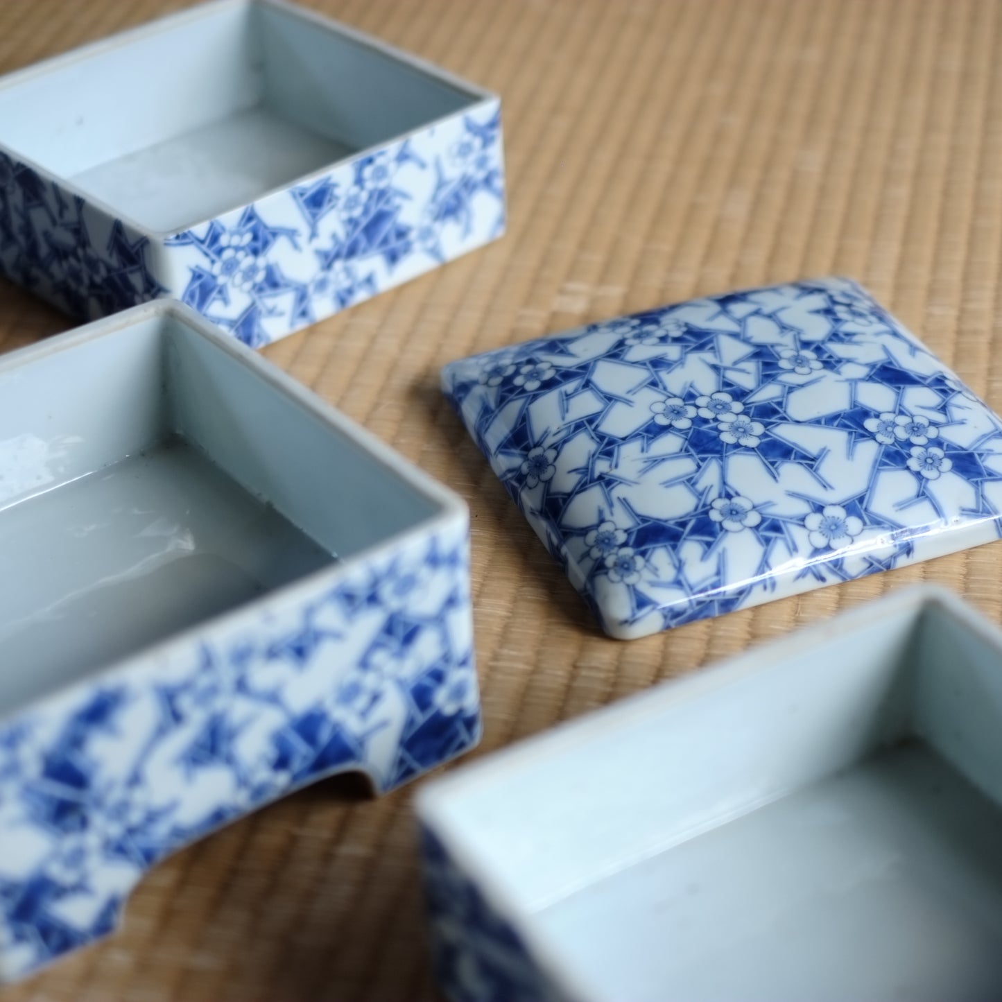 時代　白磁氷裂梅花文染付　四段重箱 (19世紀末　明治時代)