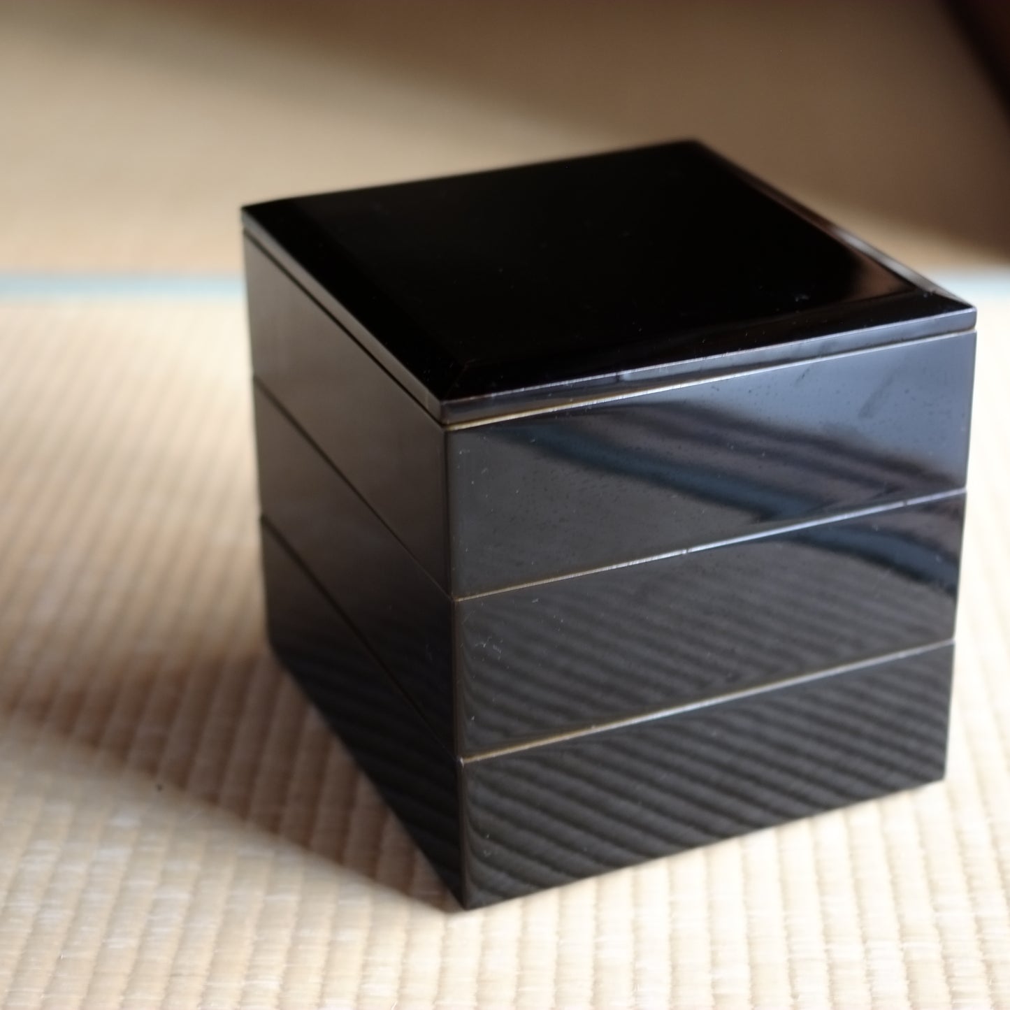 時代　黒漆塗縁金三段重箱　（明治時代)