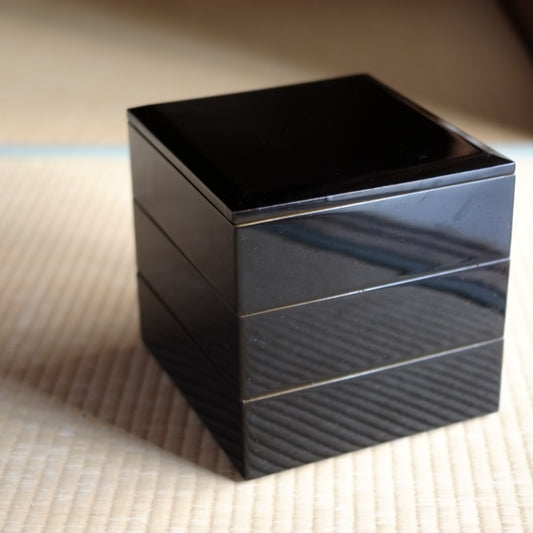 時代　黒漆塗縁金三段重箱　（明治時代)