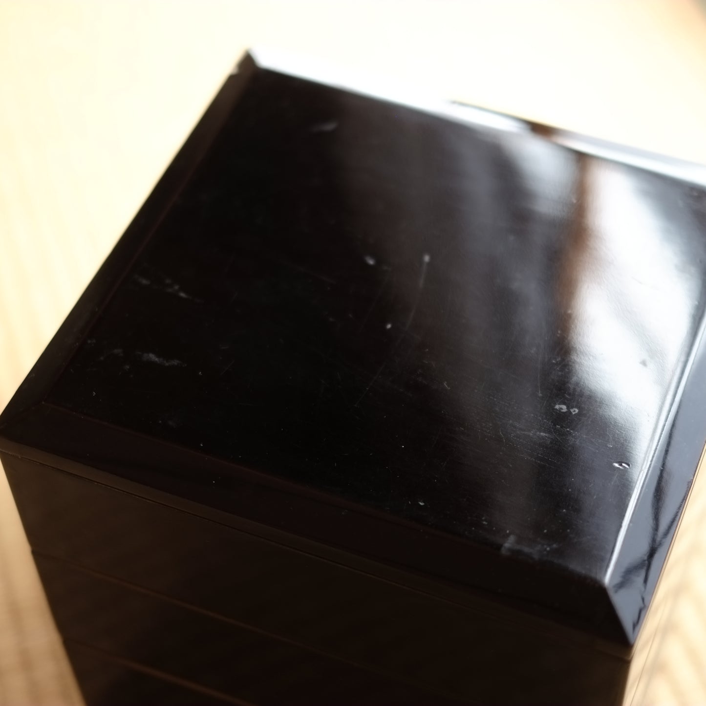時代　黒漆塗縁金三段重箱　（明治時代)