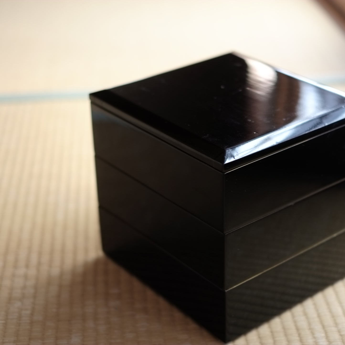 時代　黒漆塗縁金三段重箱　（明治時代)