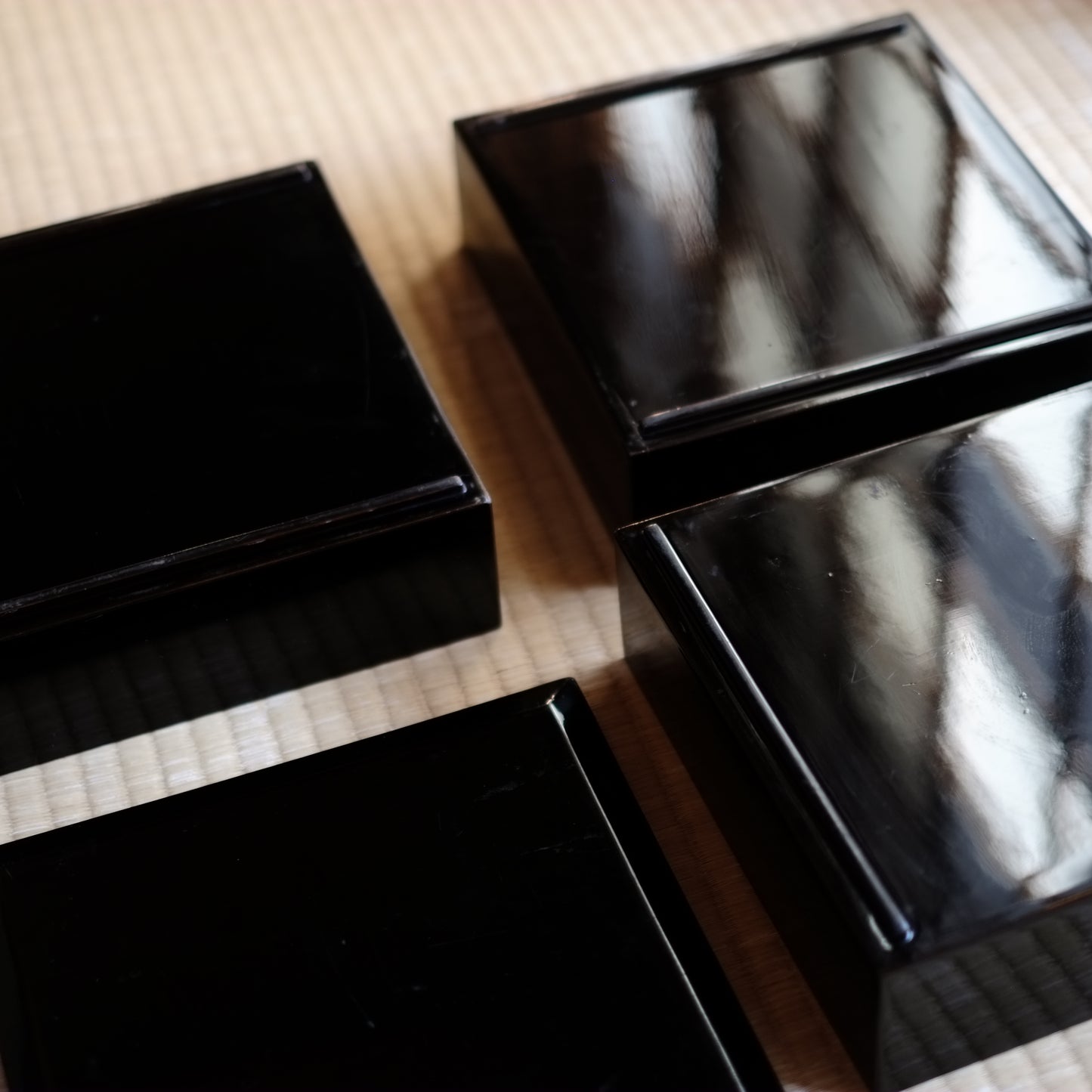 時代　黒漆塗縁金三段重箱　（明治時代)