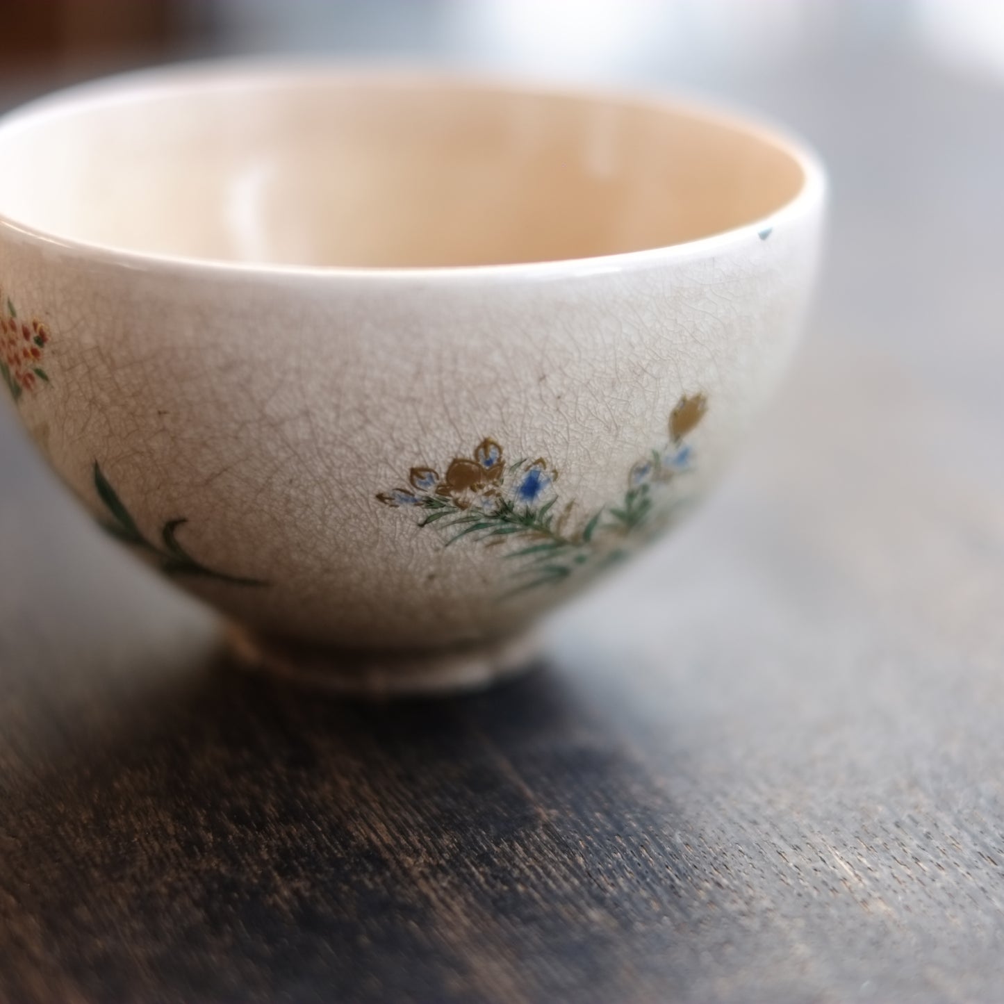 時代　灰釉色絵秋草文　茶碗　(江戸後期–明治時代)
