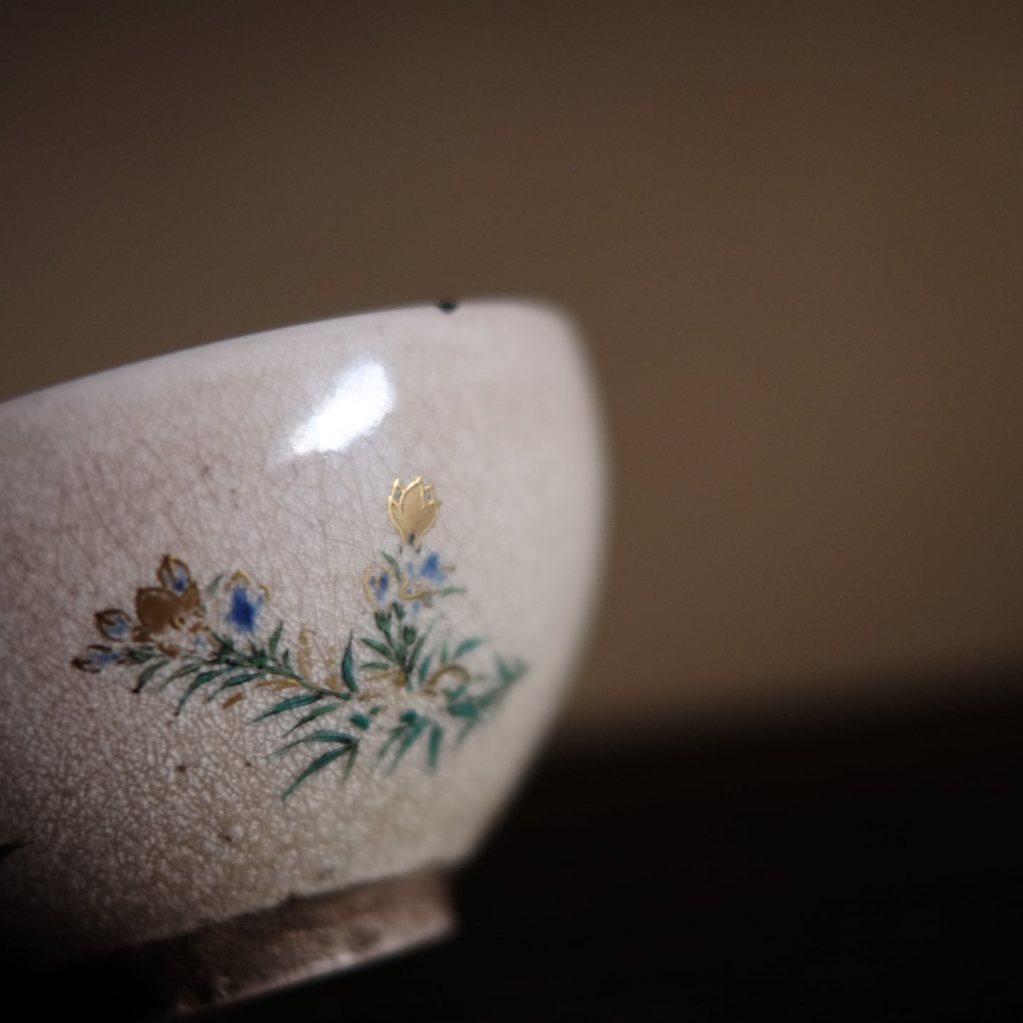 時代　灰釉色絵秋草文　茶碗　(江戸後期–明治時代)