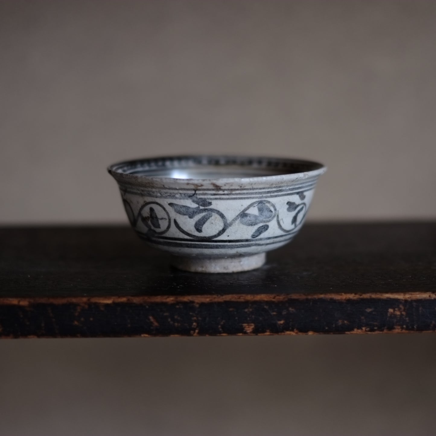 時代　白釉鉄絵茶碗(スコータイ　14世紀頃)