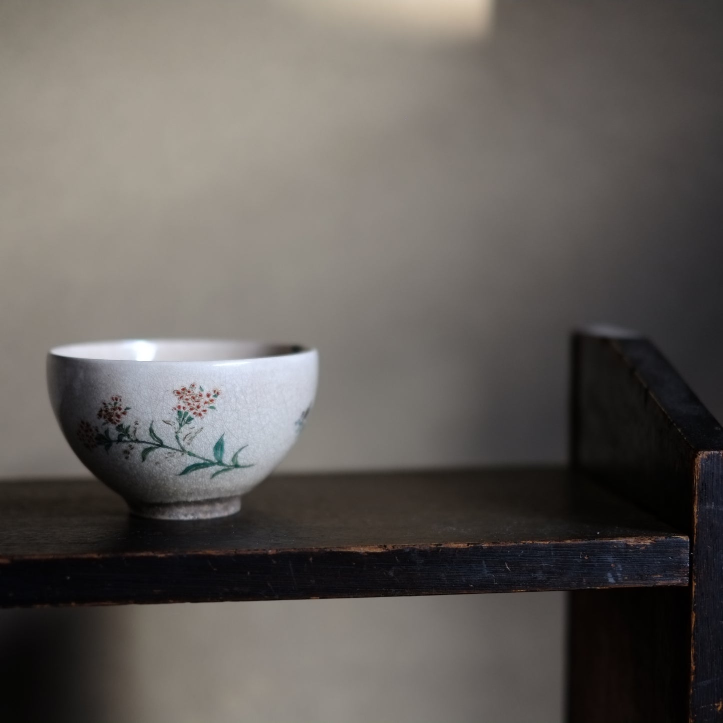 時代　灰釉色絵秋草文　茶碗　(江戸後期–明治時代)