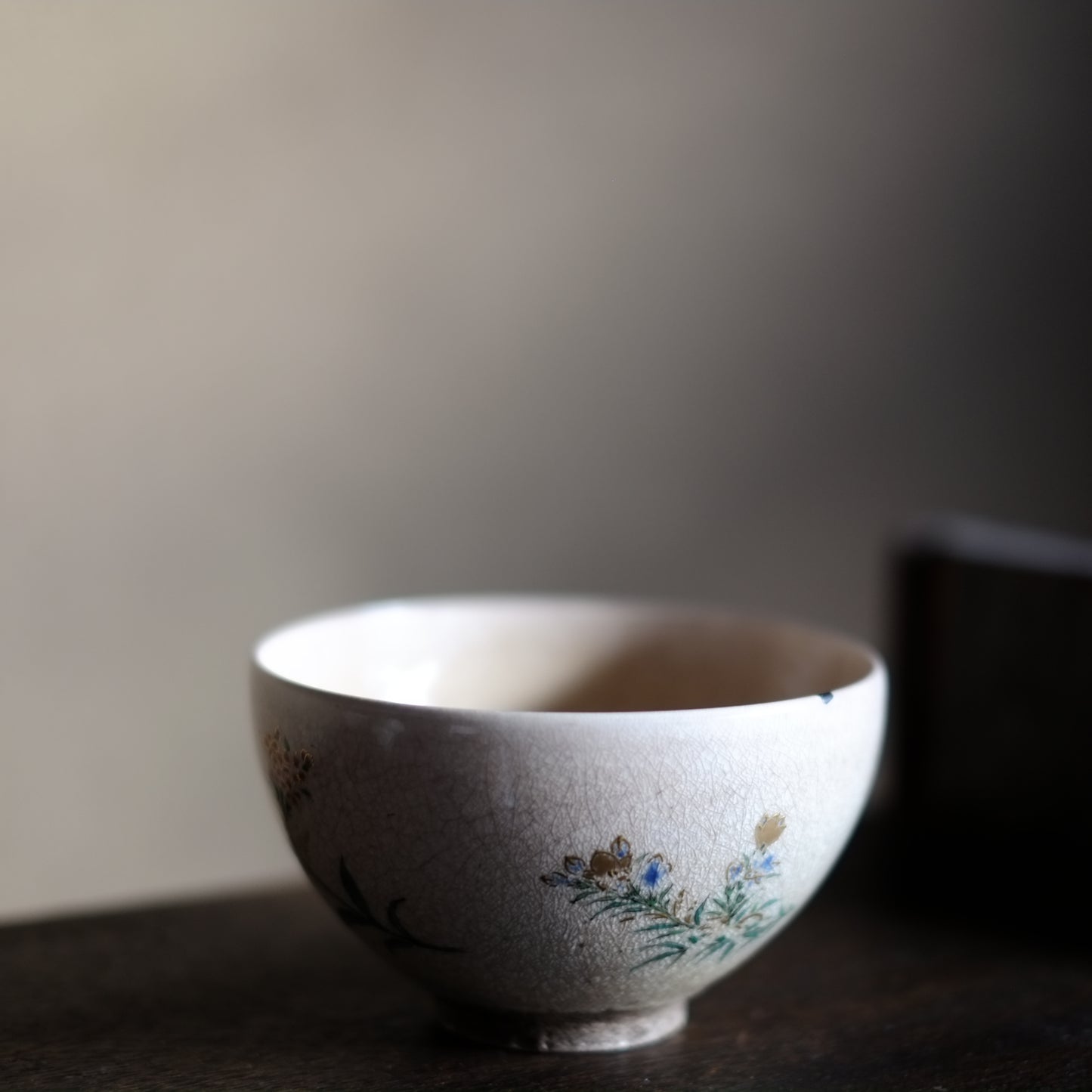 時代　灰釉色絵秋草文　茶碗　(江戸後期–明治時代)