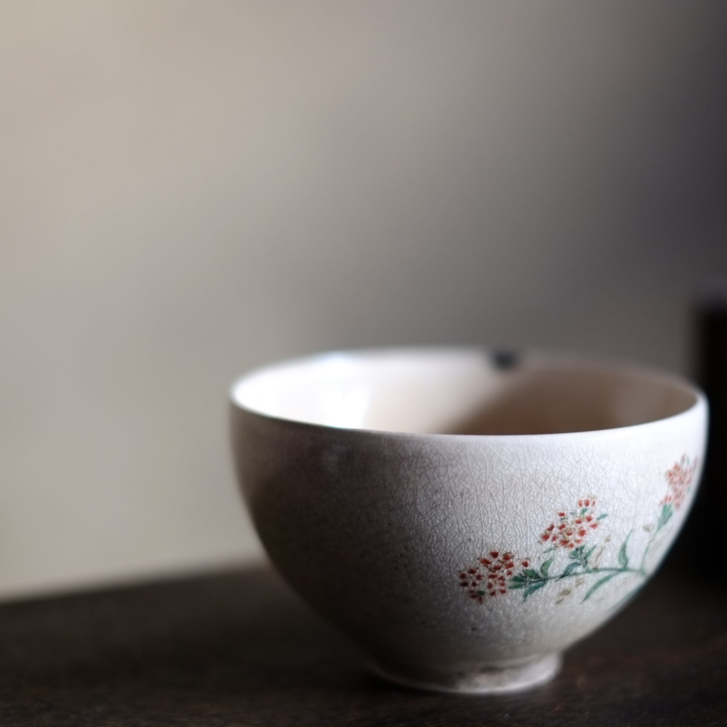 時代　灰釉色絵秋草文　茶碗　(江戸後期–明治時代)