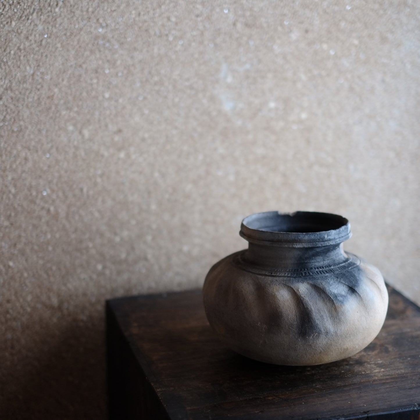 時代　ハンネラ土器　灰陶刻文壺