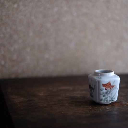 時代　粉彩魚藻図　入角小壺 (清朝-民国朝）